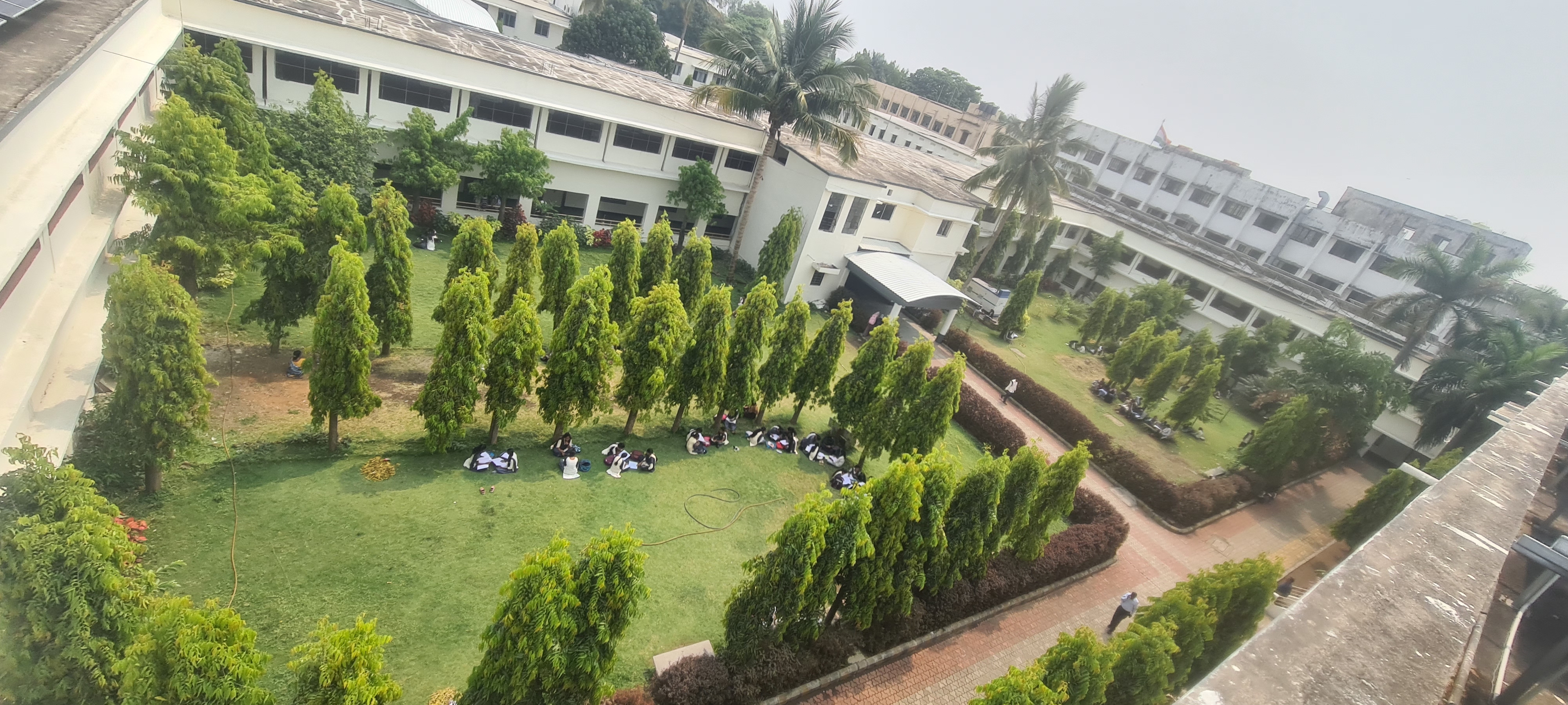 Students on the Yeshwant Mahavidyalaya campus